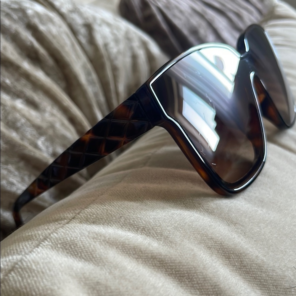 Tortoise Shell Sunglasses - Picture 4 of 8